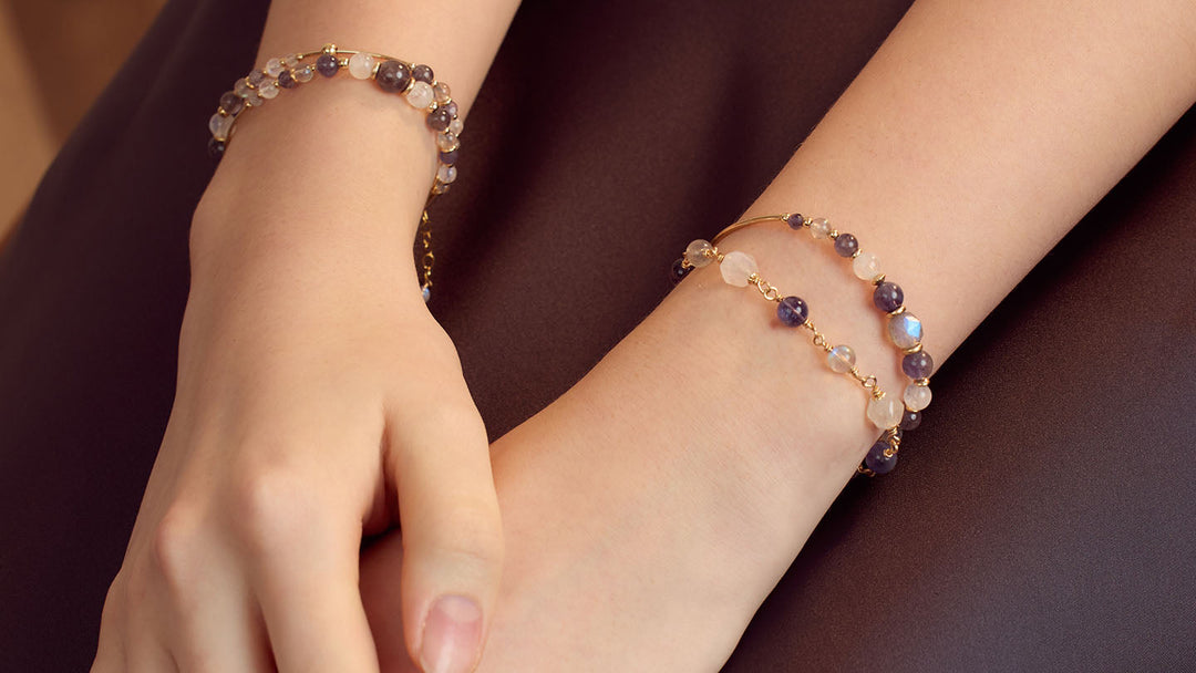 A Must-Read for newbies! Should a crystal bracelet be worn on the left hand or the right hand? How to wear crystals to maximize their Benefitiveness?