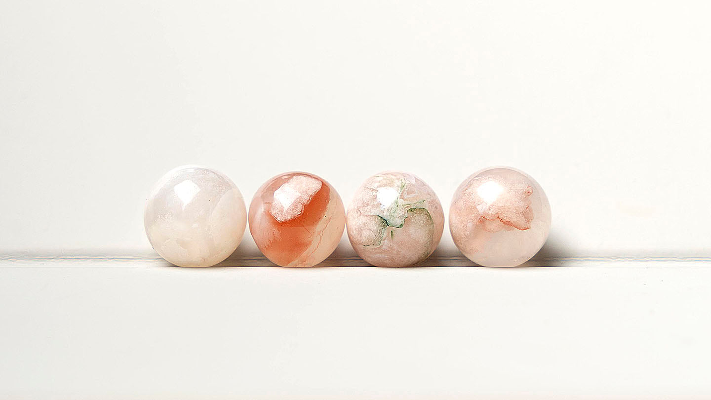 櫻花瑪瑙功效全攻略！如何消磁淨化和分辨顏色？戴左手還是右手？需要注意的保養禁忌