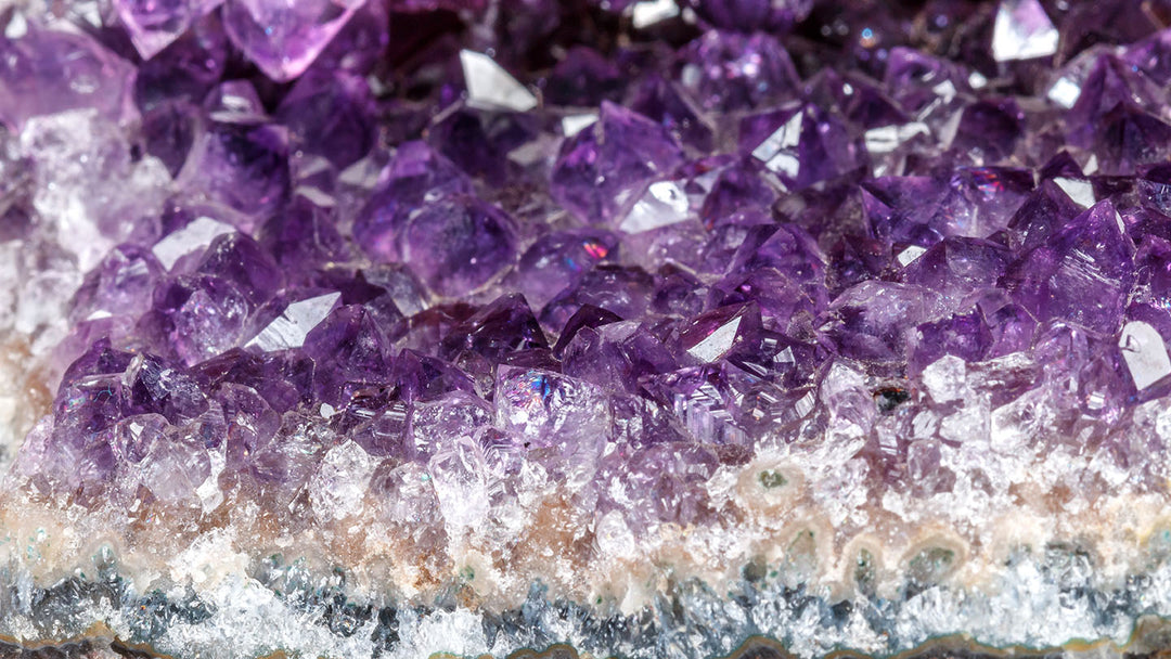 A guide to the benefits of amethyst! Should I wear it on my left hand or my right hand? How to purify amethyst and what are the contraindications? What are the attributes of the Five Elements? Can I wear it while sleeping?