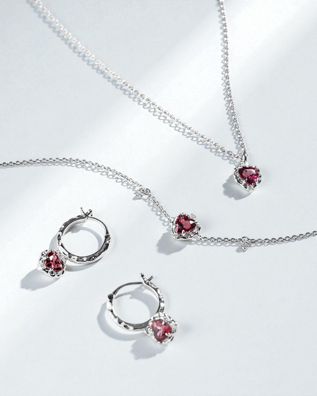 Wavy Heart 愛心鎂鋁石榴石925銀耳環圈