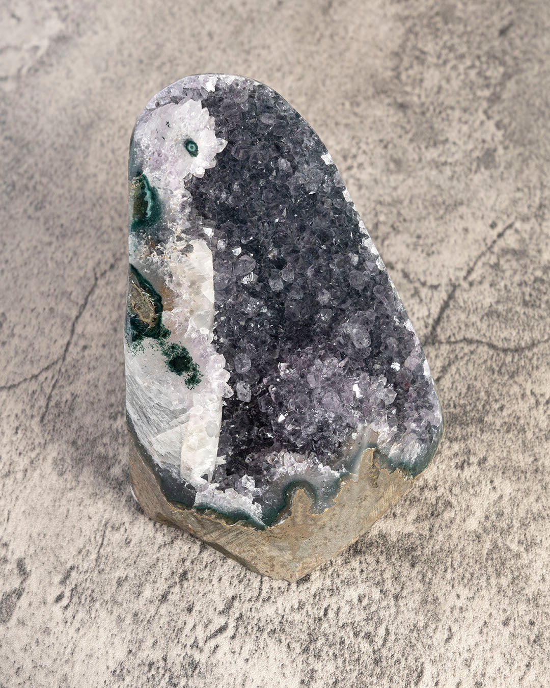 紫水晶鎭 Amethyst Standing Geode
